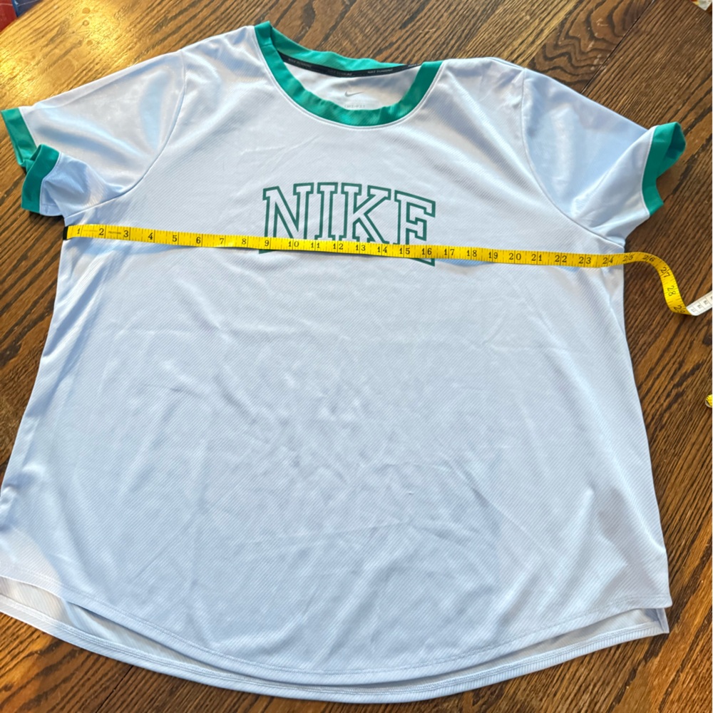 NWOT Nike DriFit Heritage Logo Tee - Picture 4 of 8